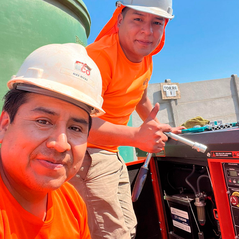 Profesionales de van Beek Rentals dandole mantenimiento a un generador eléctrico